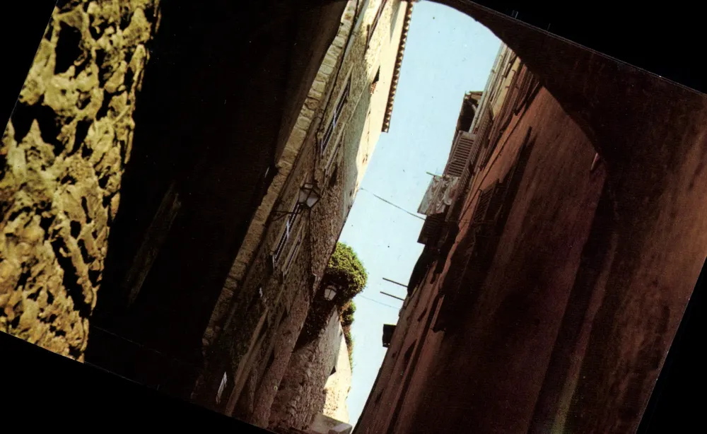 Visão da Vieille Rue em Antibes — Côte d'Azur — Éditions Y.P.A. 85 - Frente