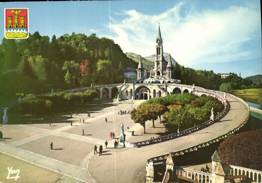 Lourdes — A Basílica e a Esplanada — Yan - Frente