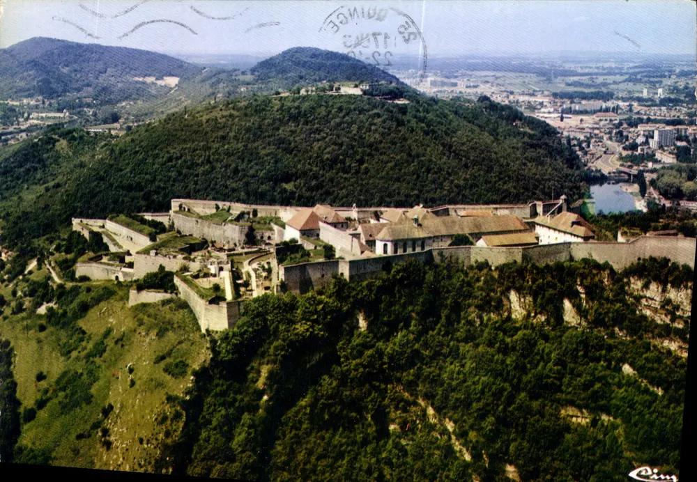 Besançon — A cidadela — Vista aérea — Combière Imprimeur Mason - Frente