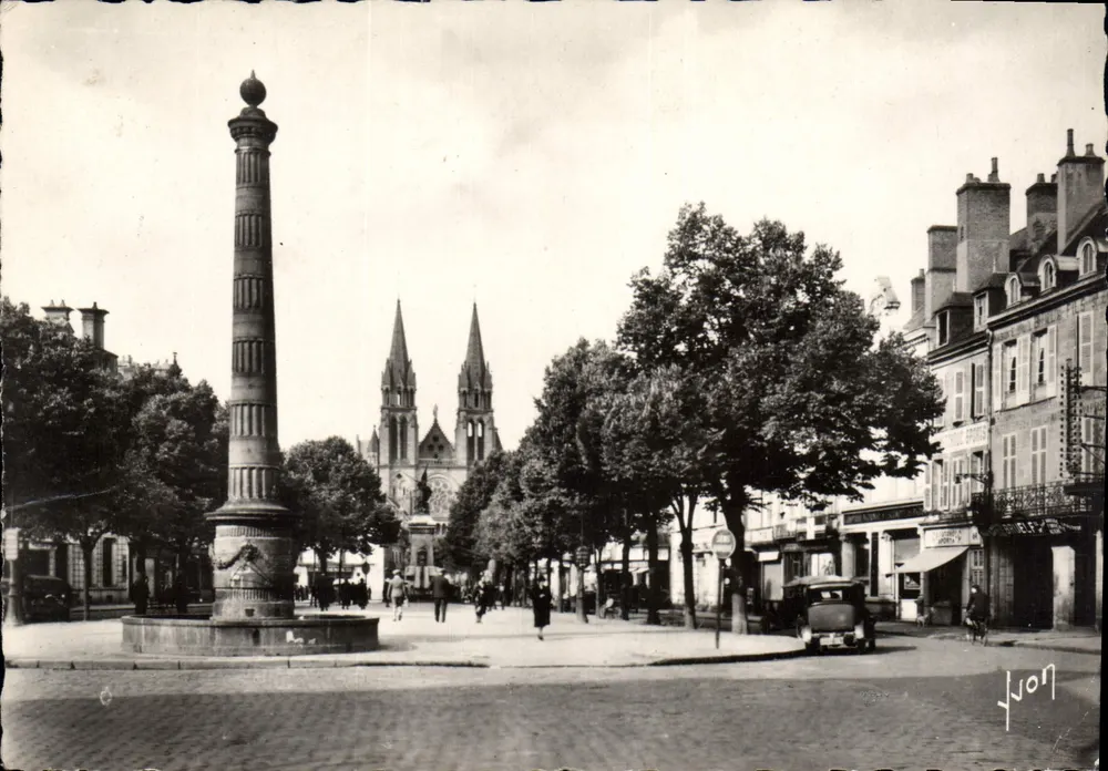 Moulins (Allier) — Place d'Allier und Kirche des Heiligen Herzens — Les Éditions d'Art Yvon, Nr. 15, rue Marol - Vorderseite