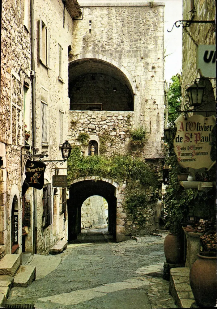 Porta Principal em Saint-Paul-de-Vence — vista da rua com arco e lojas — Litografia SEVEN Verona Italia - Frente