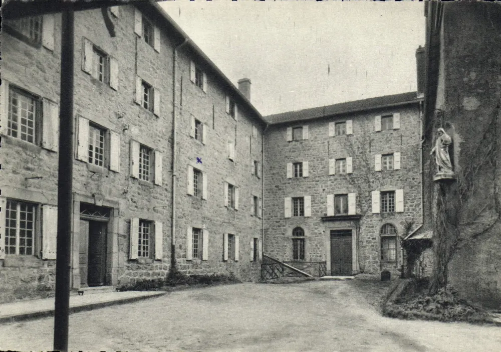 La Louvesc - Casa Saint-Régis — Cour interna — Hélio M. Viscuyer & Fils, Lyon - Frente