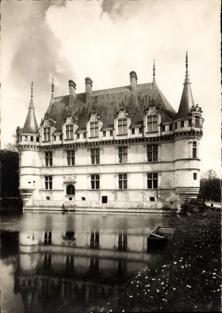 Castelo de Azay-le-Rideau — vista do lago — Serviço Comercial de Monumentos Históricos, Paris - Frente