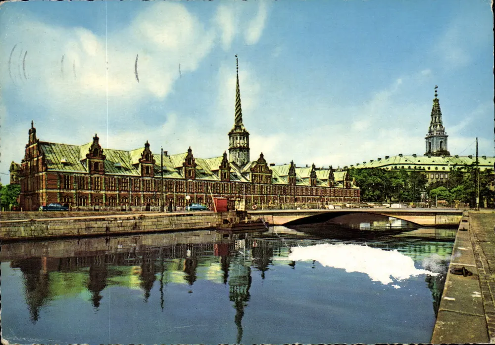 Copenhaga — A Bolsa e o Palácio de Christiansborg — editor København, n° 187/5 - Frente