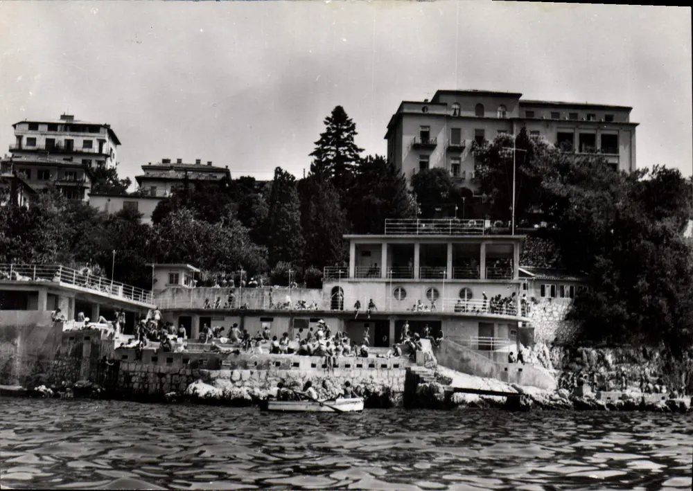 Rijeka — Praia e edifícios costeiros — Edição Vjesnik, Zagreb, n° 10-56 - Frente