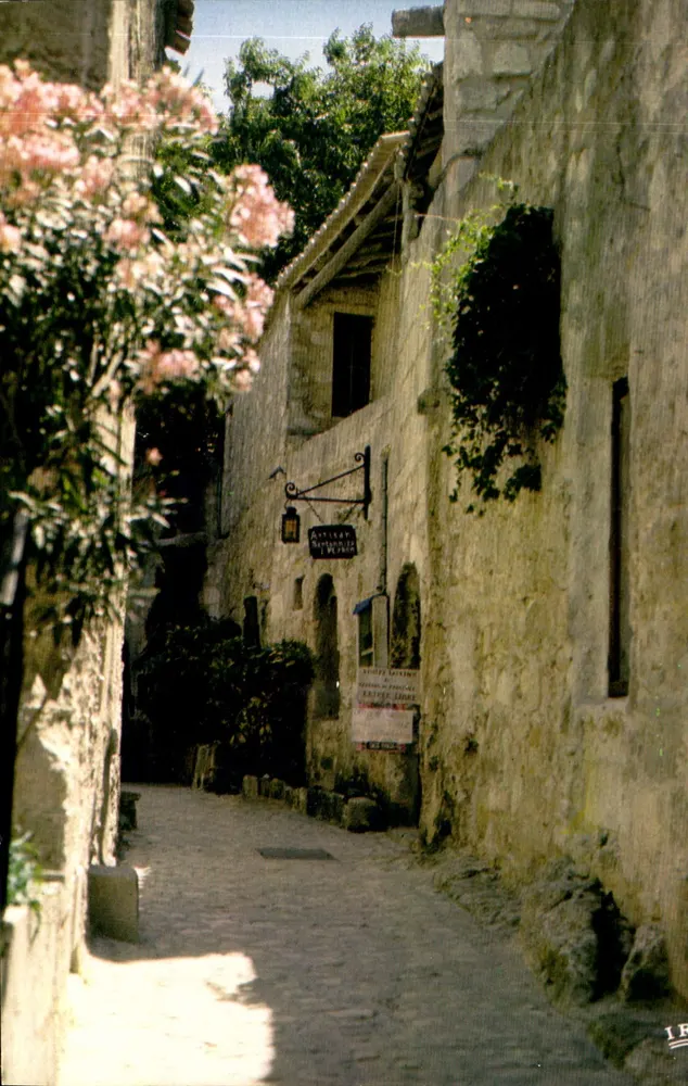 Les Baux-de-Provence — Eine Straße im Dorf — Société Iris Mèxichrome - Vorderseite