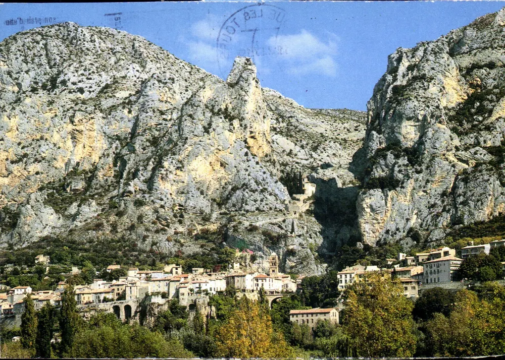 Moustiers-Sainte-Marie — Ansicht des Dorfes zwischen Klippen — Éditions du Boumian, n° 37510 - Vorderseite