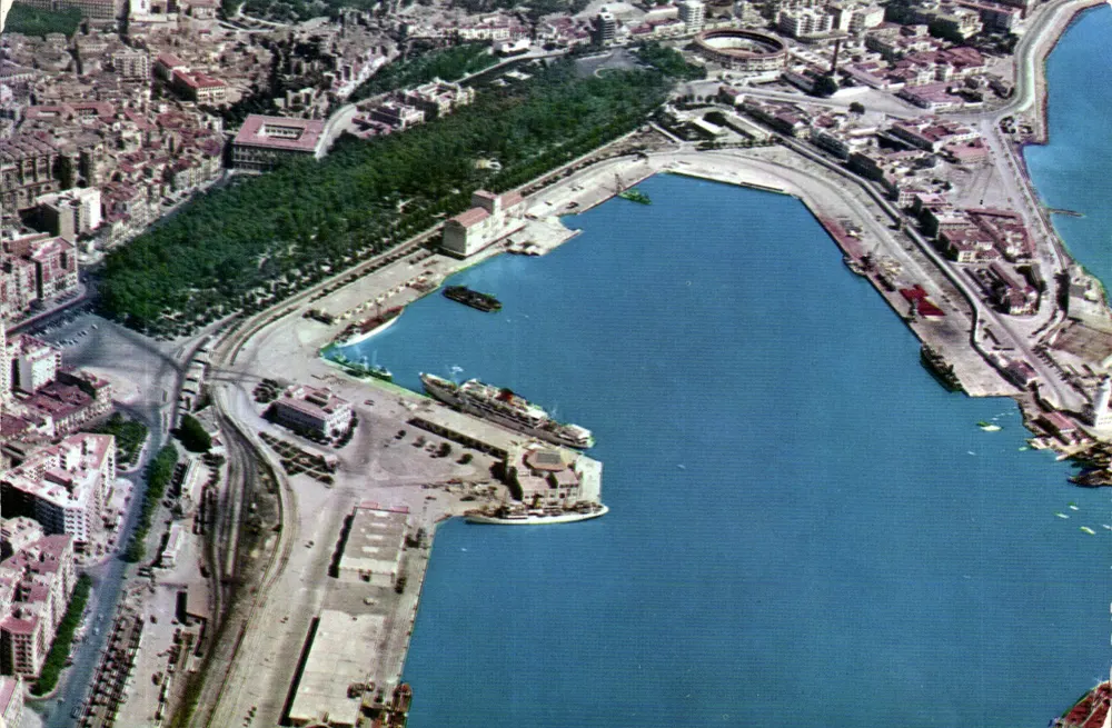 Malaga — Vista aérea do porto — Edições AEROCOLOR, Barcelona - Frente