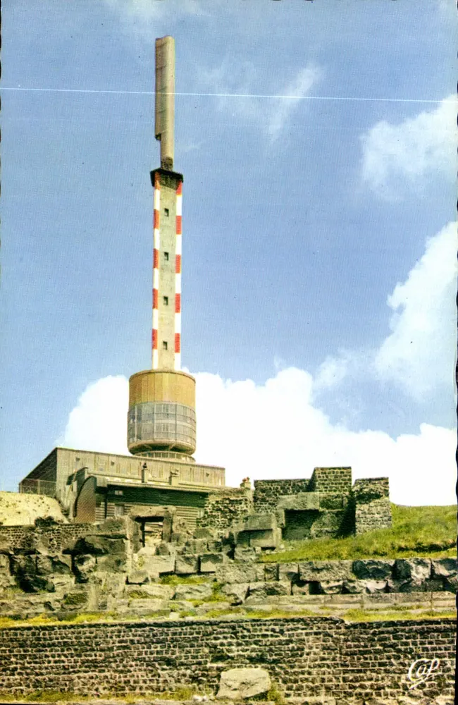 Der Gipfel des Puy de Dôme — Ruinen des Tempels des Merkur und Turm der RTF — Lumicap - Vorderseite