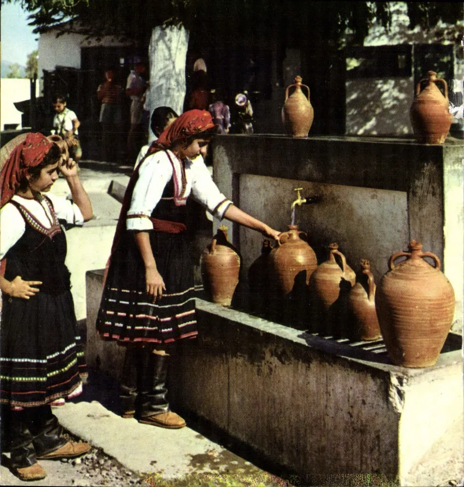 Frauen von Embona an der Fontäne — Rhodos — Verlag: Express - Vorderseite