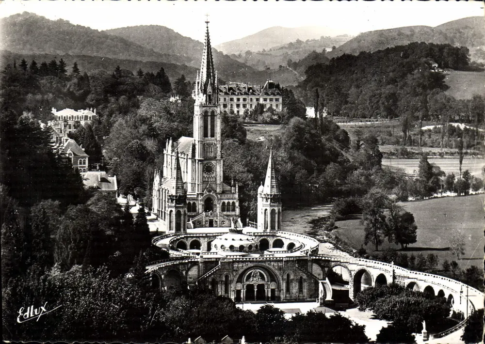 Lourdes — Die Basilika und das Interalliierte Denkmal, gesehen vom Schloss-Fort — Edlux - Vorderseite