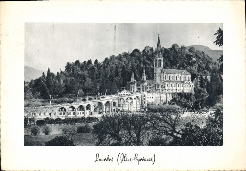 Lourdes (Altos-Pirineus) — Basílica e o Gave — editor não visível - Frente