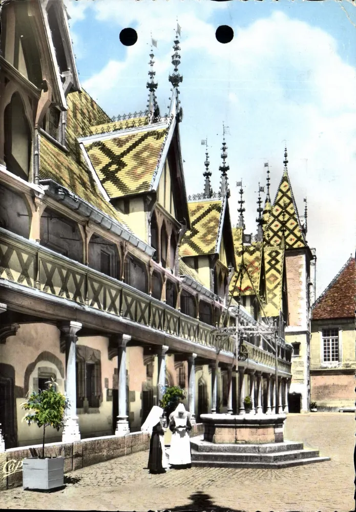 Hospices de Beaune — O Poço e a Praça de Honra — Réal Photo - Frente