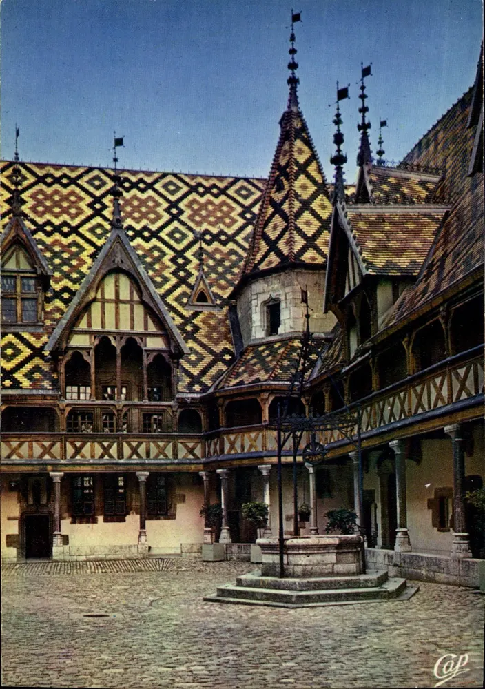 Hospital de Beaune — Pátio de honra com poço — n°56 - Frente