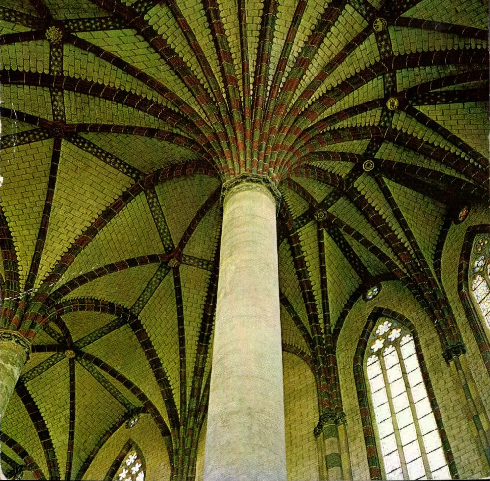 Interior da Igreja de Santa Cruz de Toulouse — vista do teto de cerâmica — Edições Pendarès - Frente
