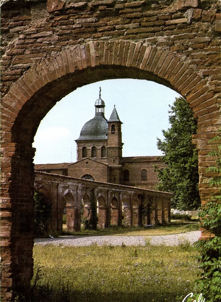 A Igreja de São Pedro de Toulouse — vista através de um arco de tijolos — Edição de Luce - Frente