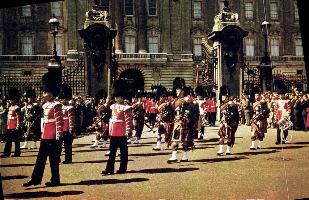 Schottische Trommler und Pfeifer der Scots Guards führen die Old Guard vom Buckingham Palace — J. Arthur Dixon Studios, n° 432 - Vorderseite