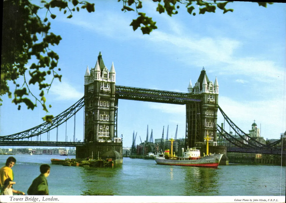Tower Bridge, Londres — vista do ponte e do rio — Foto colorida por John Hinde, F.R.P.S. - Frente