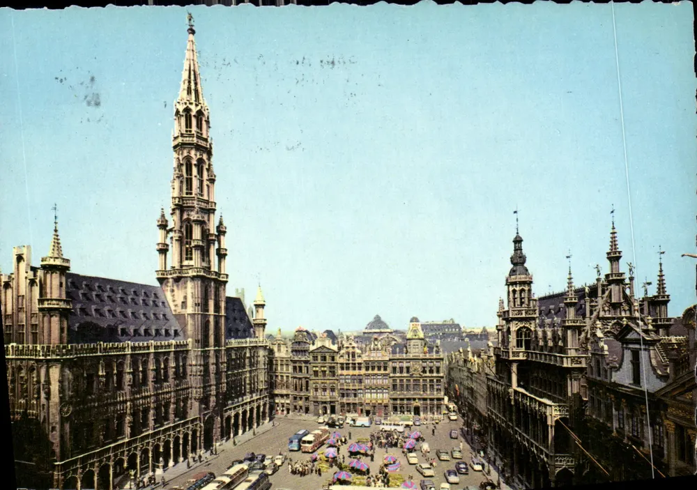 Bruxelas : A Grand'Place — vista da Bolsa com a torre do Hotel de Ville — edição JC, n°6/155 - Frente