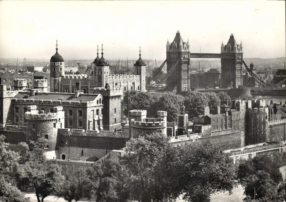 Londoner Turm — Allgemeiner Blick aus nordwestlicher Richtung — Ministry of Works - Vorderseite