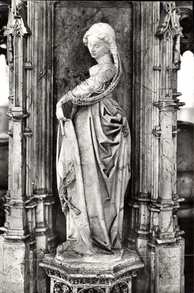 Estátua de um túmulo — Igreja de Brou, início do século XVI — Serviço Comercial Monuments Historiques, Paris - Frente