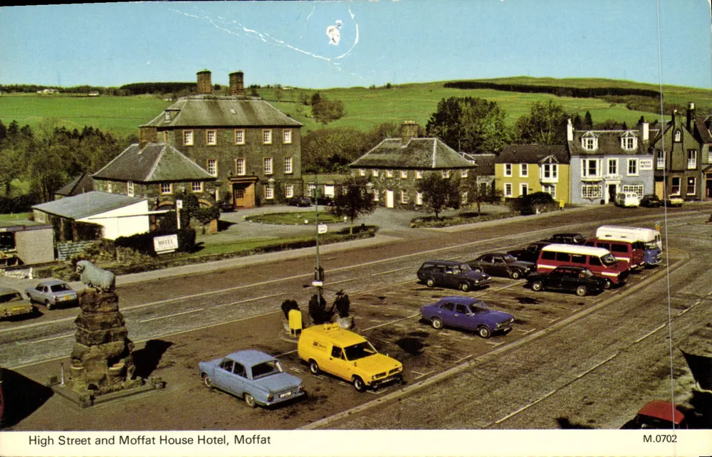 High Street und Moffat House Hotel, Moffat — Verleger E.T.W. Dennis & Sons Ltd. n° M.0702 - Vorderseite