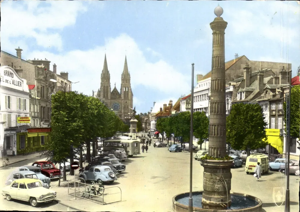 Place d'Allier — vue de la fontaine et de l'église — Éditeur : Charmont-Ferrand - Frente
