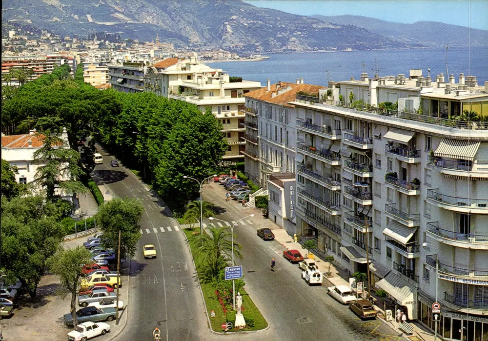 Menton — Blick auf die Rue des Collines mit dem Hafen und den Bergen — Éditions I.L.K. Images et Lumières de France - Vorderseite