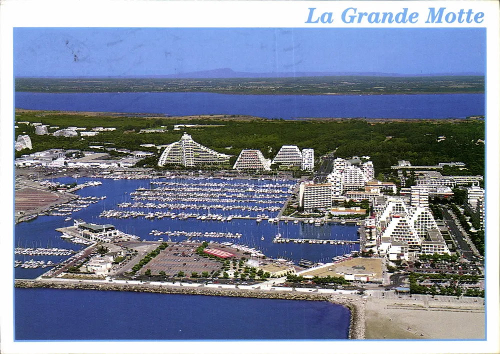 La Grande Motte — Luftbild des Hafens und Hotels — S.A. APA-POUX - Vorderseite