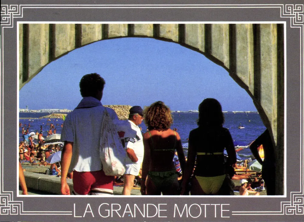 La Grande Motte — vista da praia a partir de um arco — Éditions du P.P.A.L. - Frente
