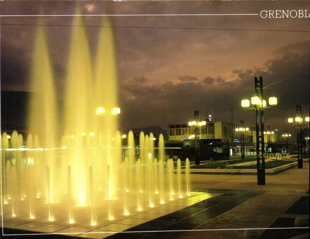 Die beleuchtete Bahnhofsbrunnen — Grenoble — Editions , n° 38 AB 350 - Vorderseite
