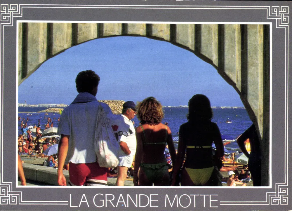 La Grande Motte — vista da praia a partir de um arco — Editores da Praia, n° 34980 - Frente