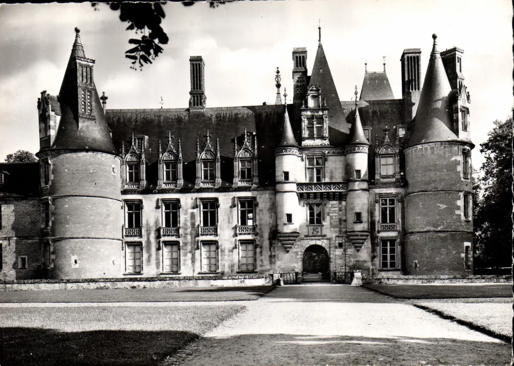 Maintenon (Eure-et-Loir) — O Castelo fachada norte — J. Dolbeau, Edição Chertres - Frente