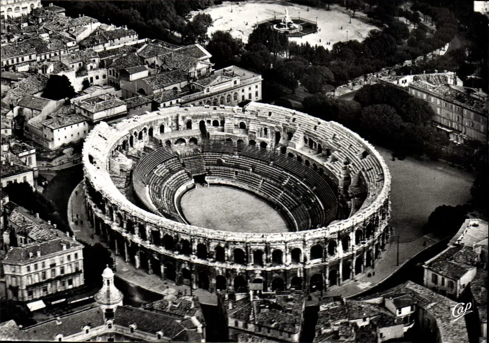 Nîmes — Luftbild der Arenen — Cie des Arts Photomécaniques, Paris - Vorderseite