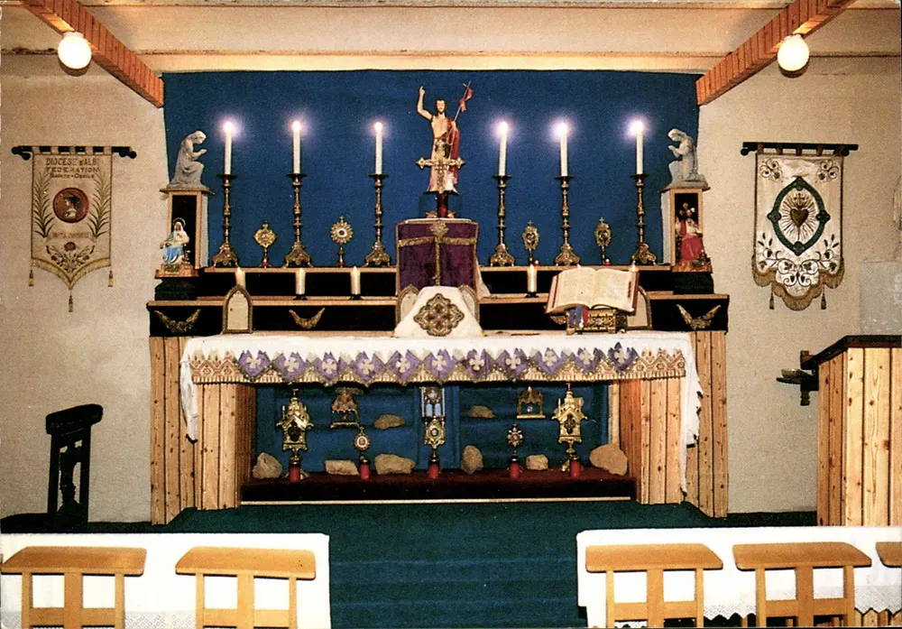 Innenansicht einer Kapelle — Kapelle Saint-Jean-Baptiste in Molieres-sur-Ceze — Méridional Editions - Vorderseite
