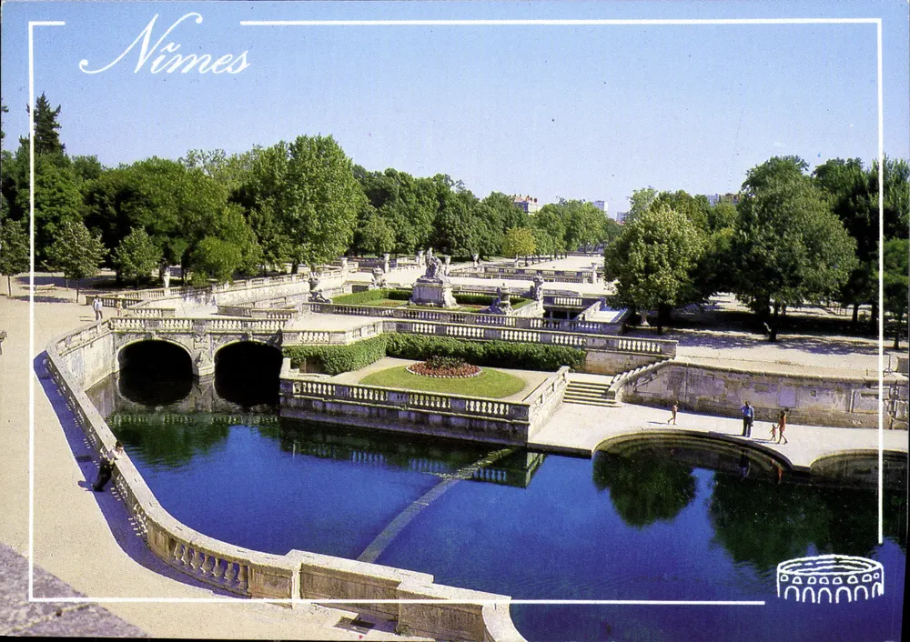 Nîmes — Garten der Fontaine und die Quelle im Vordergrund — Éditions AZUR RIVIERA - Vorderseite