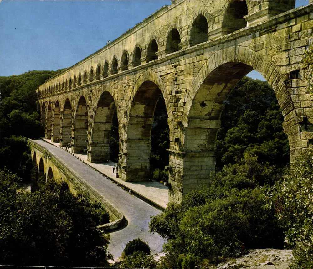 Ponte du Gard — Parte mais audaciosa do aqueduto romano — Edições ESTEL - Frente