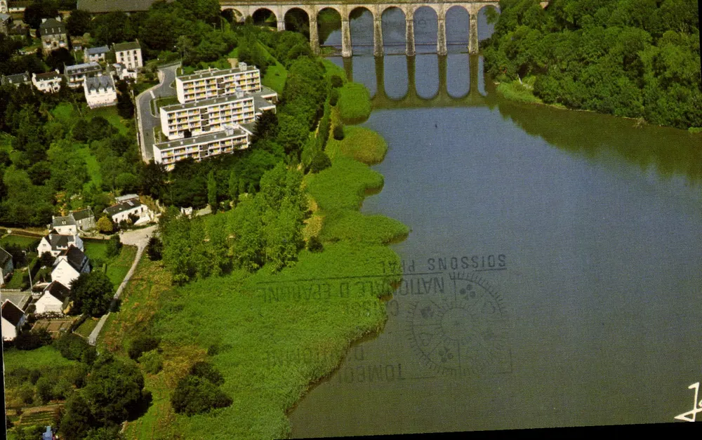 Vue aérienne du viaduc de Soissons-sur-le-Loir — éditeur 'Couleurs de Bretagne' — n° 29219 - Recto