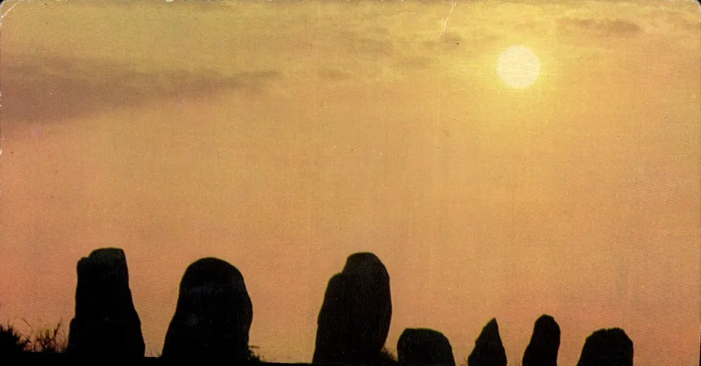 Os Menhirs de Carnac — pôr do sol — Éditions d'Art Jos. Doré, Châteaulin - Frente