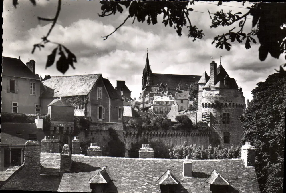 Vannes (Morbihan) — Ansicht des alten Bergfrieds und der Kathedrale — Photo Macon (s.n.) - Vorderseite