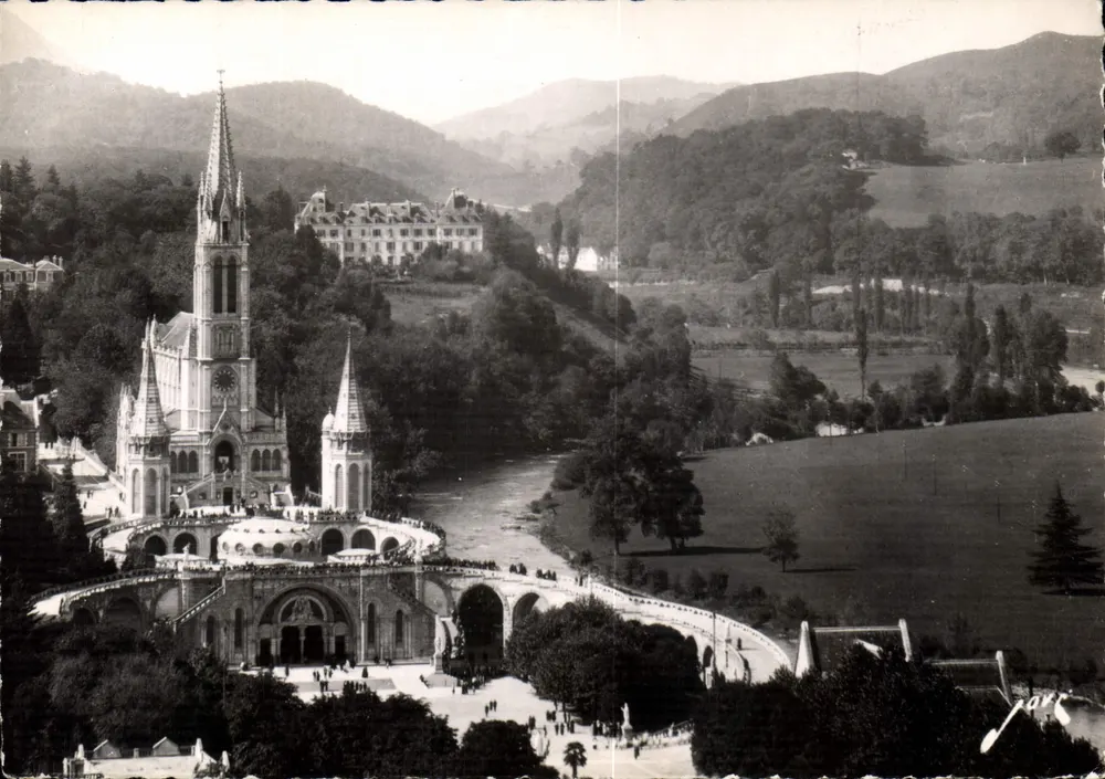 Lourdes — Wallfahrtskirche und Grotte von Pau — Verlag: Jové - Pau, Seriennummer nicht sichtbar - Vorderseite