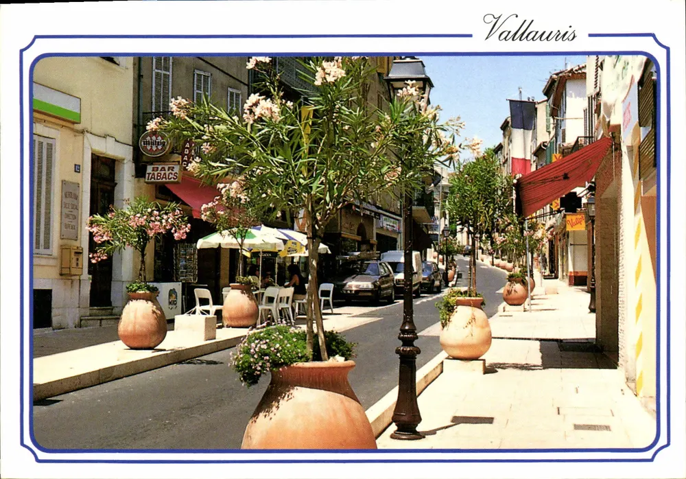 Vallauris — belebte Straße mit Café-Terrasse — Les Éditions MAR - Vorderseite