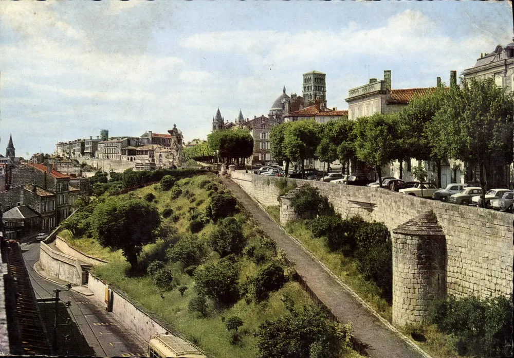 Angoulême — Os Muros, a Catedral e o Hôtel de Ville — Edições Modernas « Théjac » - Frente