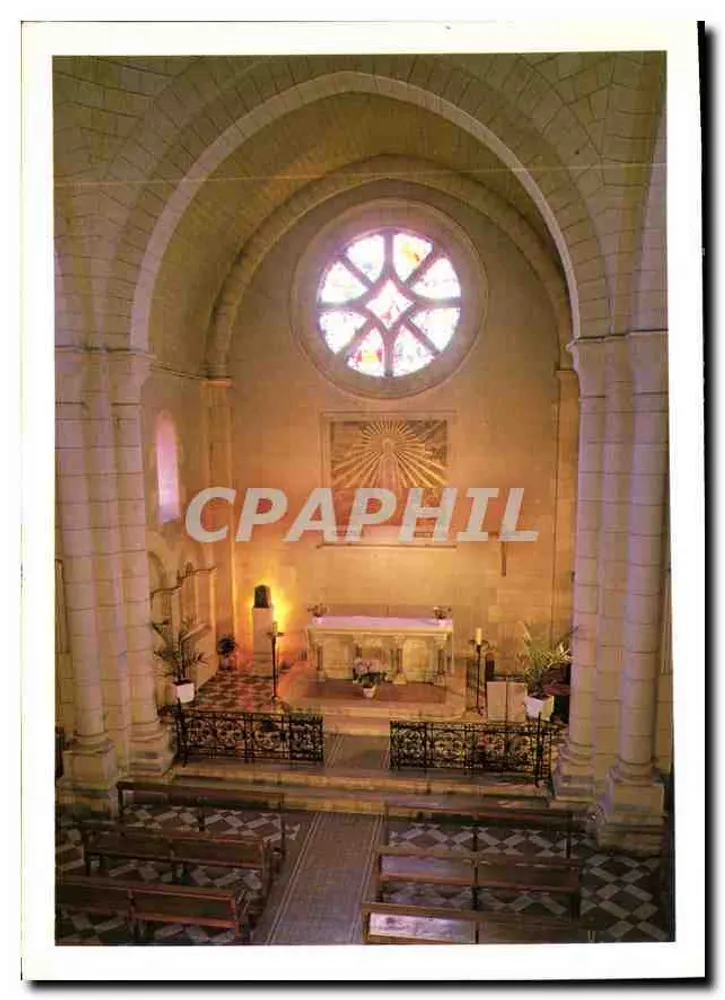 Interior de uma igreja — vitral circular e altar — CPAPHIL - Frente