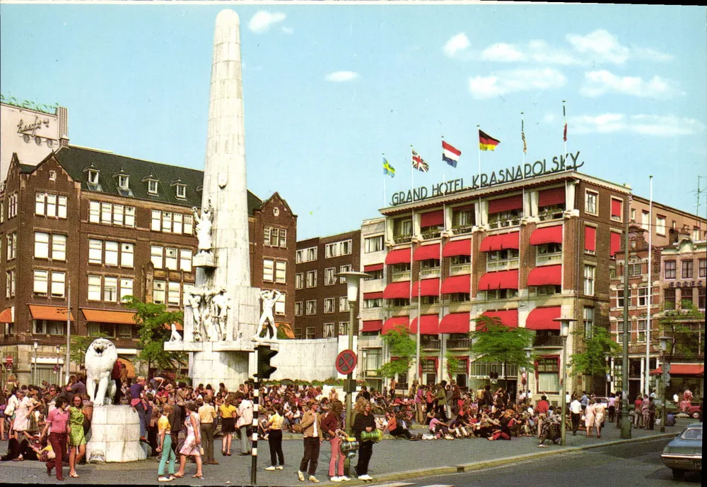 Amsterdam / Nationaler Denkmal — Grand Hotel Krasnapolsky — Verlag Euro Color Cards, Nr. 10-41 - Vorderseite