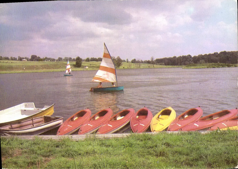 Lago de Zalew — paisaje lacustre con veleros y kayaks — editor Krajowa Agencja Wydawnicza, n° 5-146 - Anverso