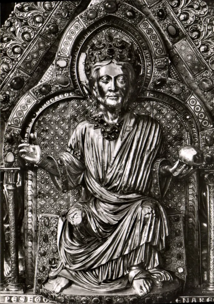 Christusfigur auf der Schmalseite des Marienschreines 1236 — Aachen, Dom — Foto Haus Nuel-Lepper - Vorderseite