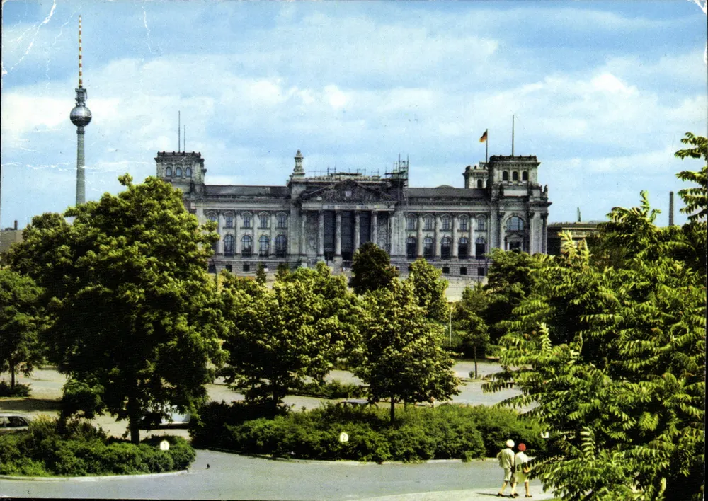 Berlim - Edifício do Reichstag — com a Torre de Televisão de Berlim no fundo — editor Kunst und Bild, número de série C 2758 - Frente