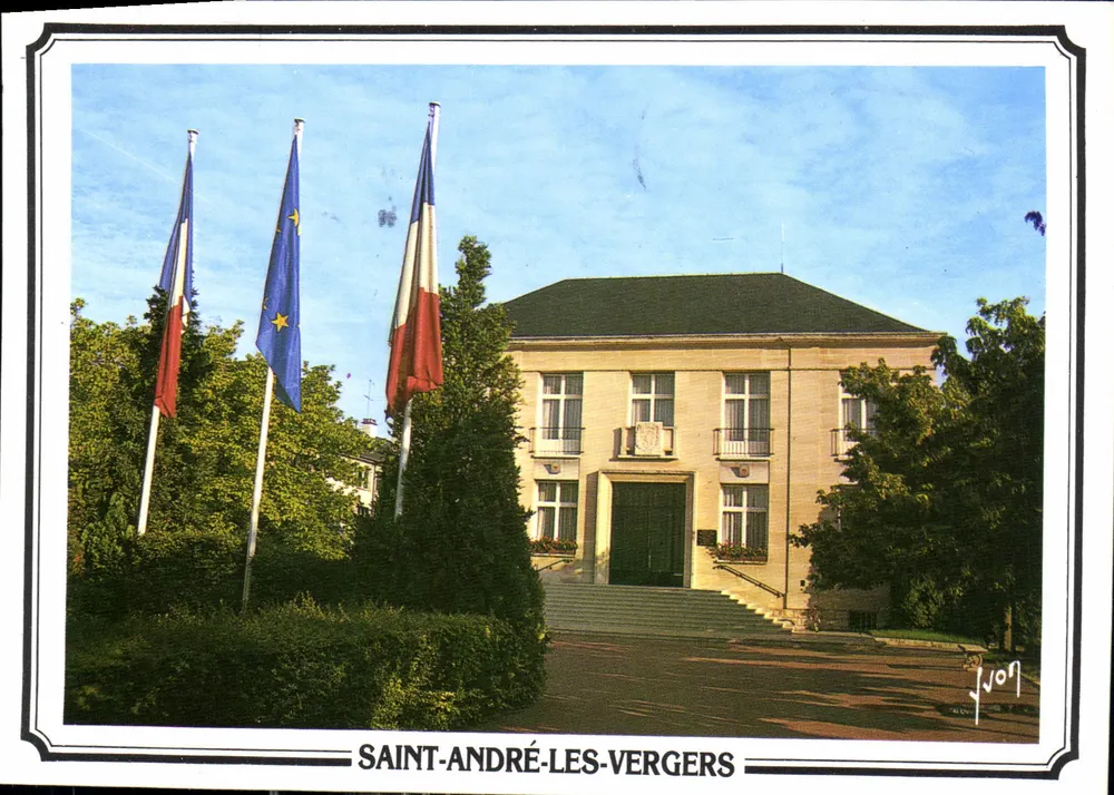 Prefeitura de Saint-André-Les-Vergers — três bandeiras (França, Europa, França) — J. Jon - Frente