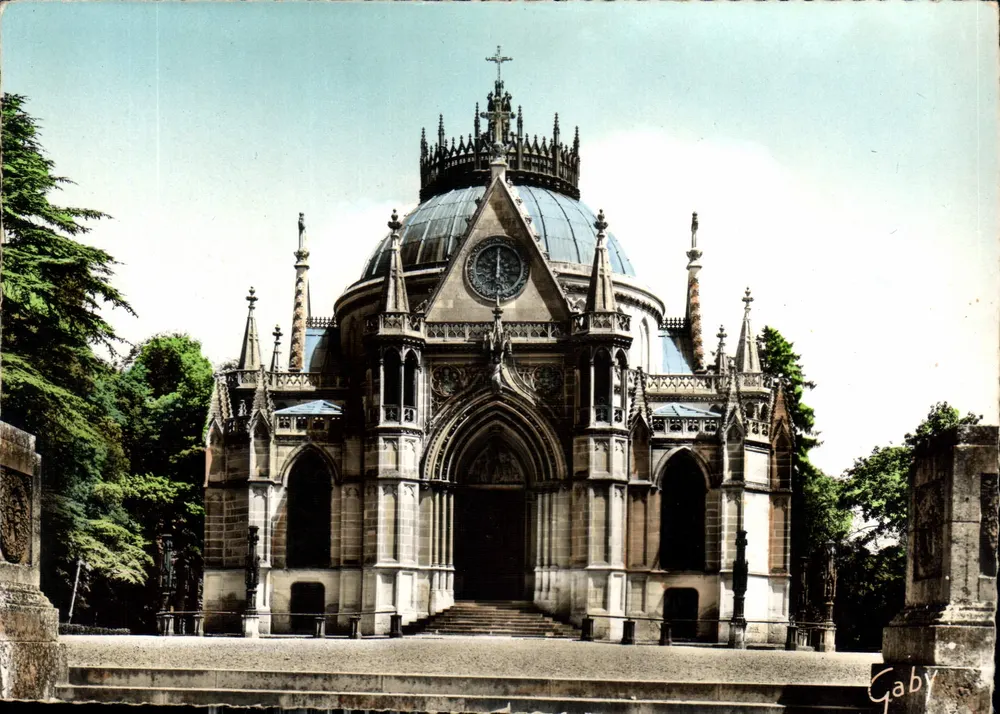 Capela Real de São Luís — Sepultura da Família Orleans — Edições Gaby - Frente